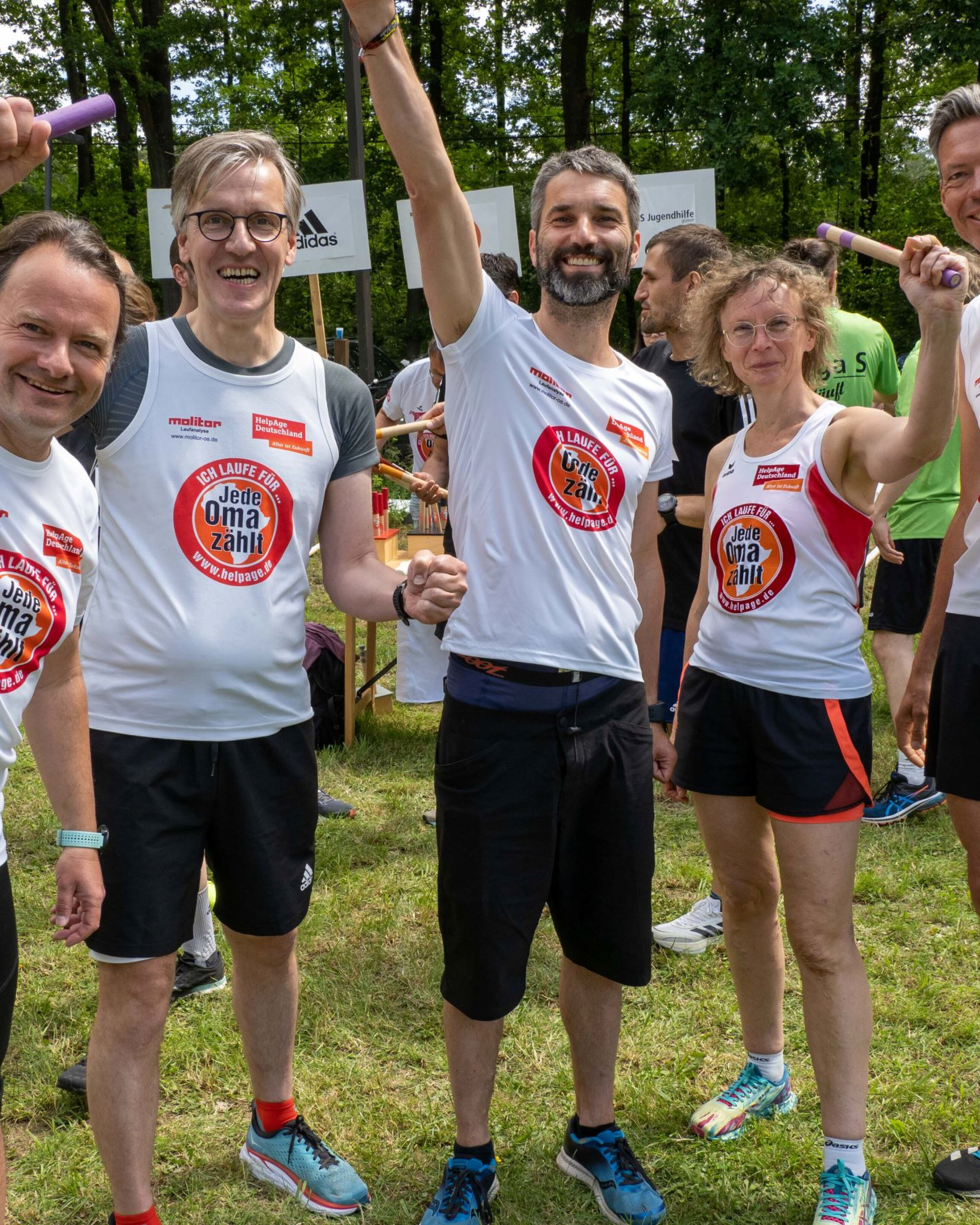 Die jubelnde Staffel von Team "Jede Oma zählt" beim Firmenstaffellauf 2022