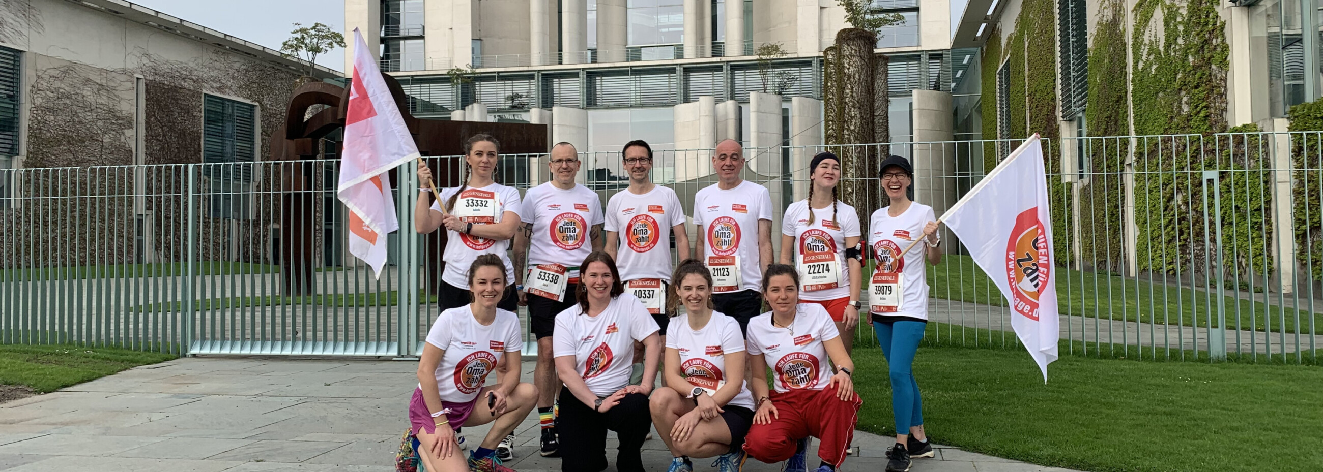 Gruppenfoto von Läufer*in für die Kampagne "Jede Oma zählt"