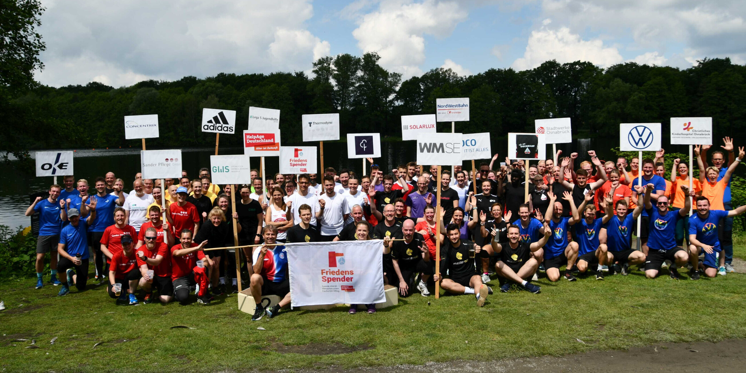 Gruppenfoto von allen teilnehmenden am Firmenstaffellauf