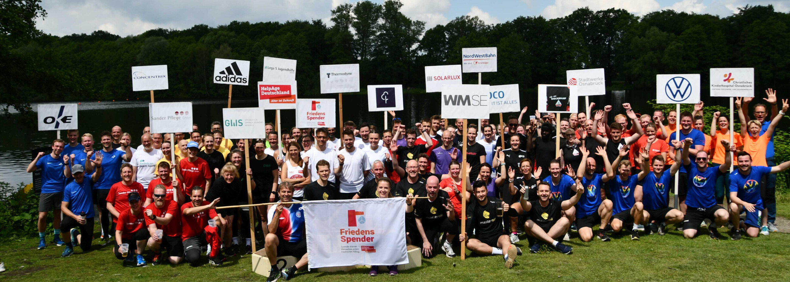 Gruppenfoto von allen teilnehmenden am Firmenstaffellauf