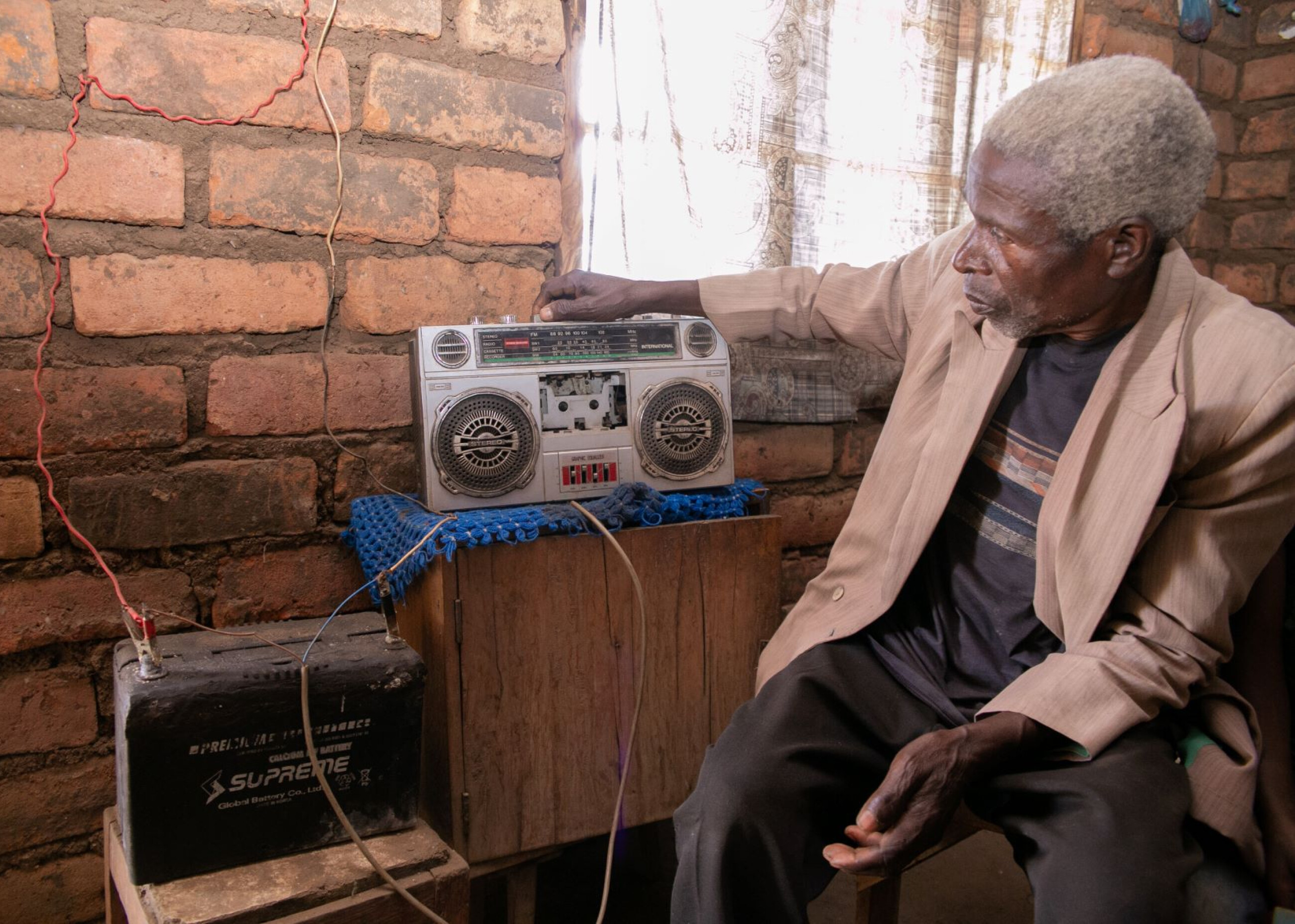 Petros Yakobe mit seinem neuen Radio, Malawi, 2021