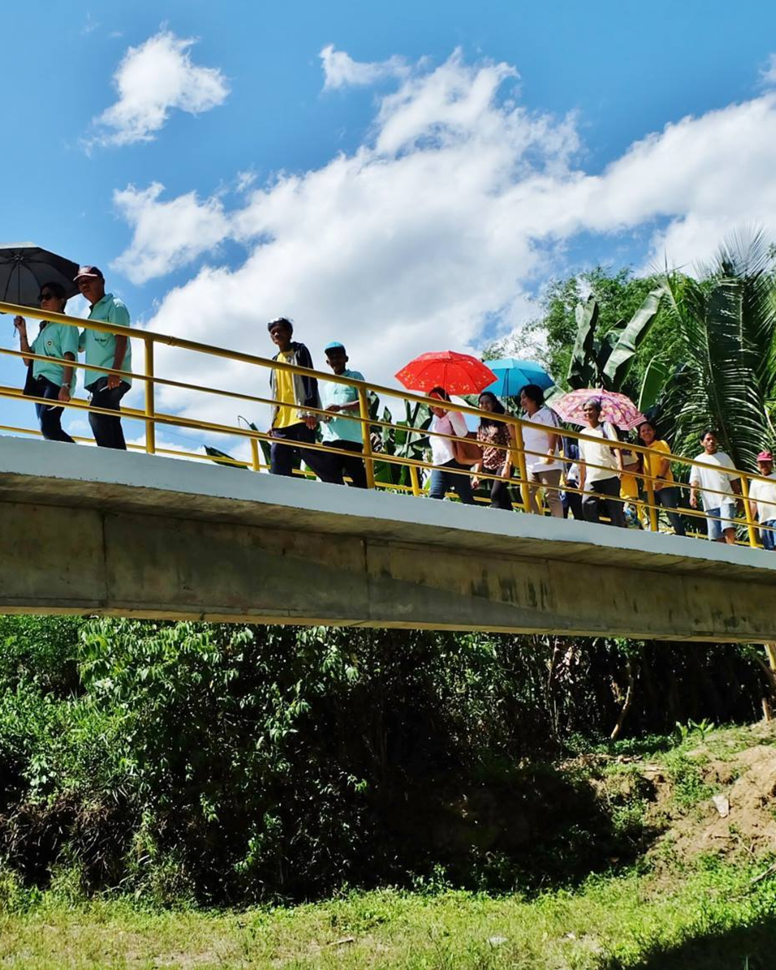 Meschen gehen über eine Brücke