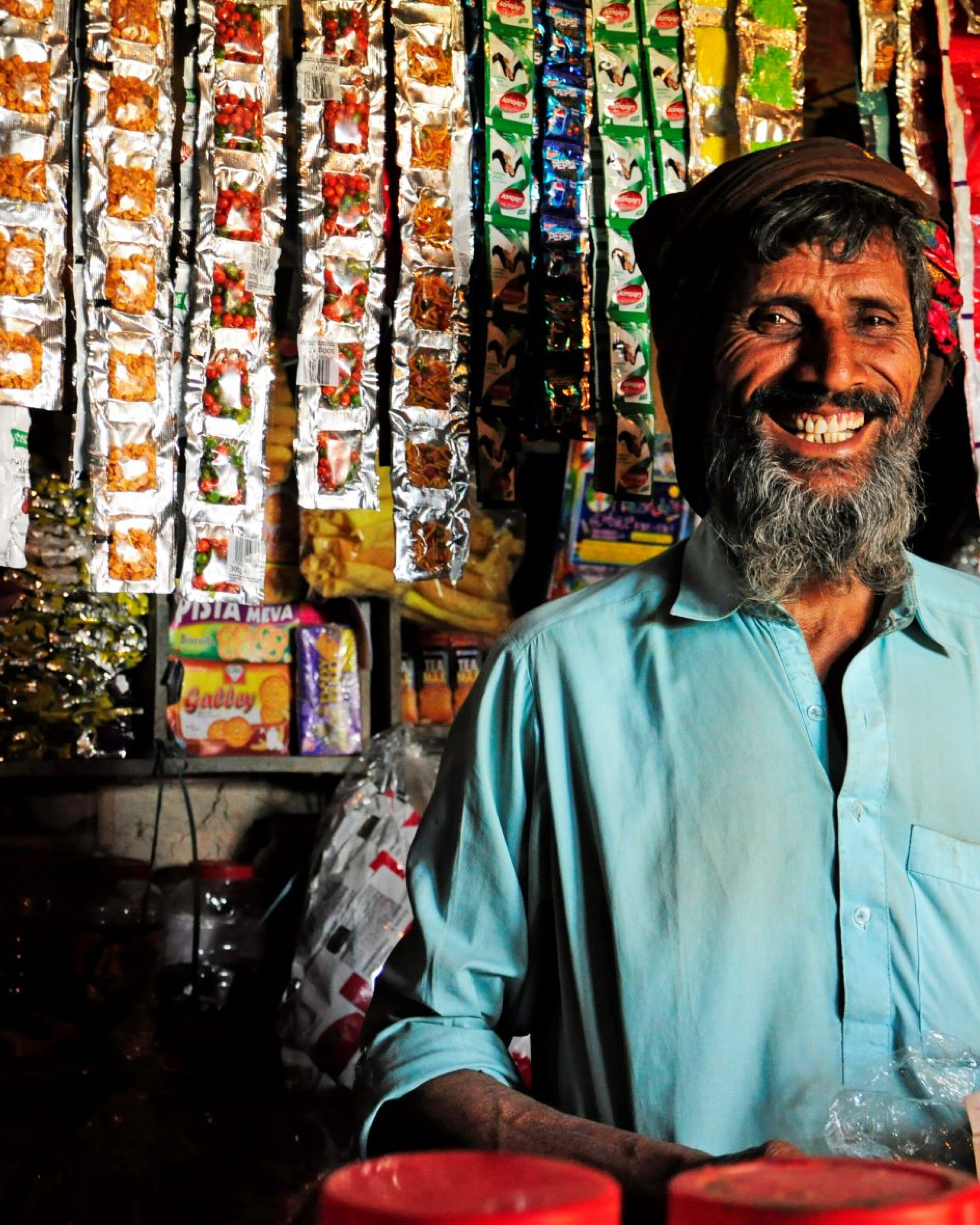 Herr Ali Muhammad in seinem Lebensmittelgeschäft in Pakistan